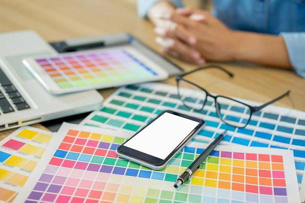 Grafikdesign und Farbmuster und Stifte auf einem Schreibtisch. Architektur - Foto, Bild