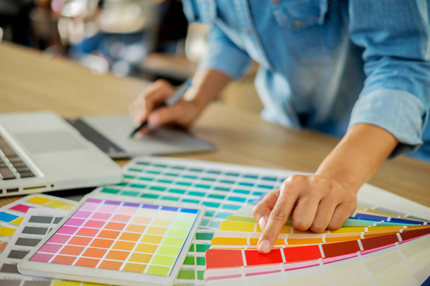 Design gráfico e amostras de cores e canetas em uma mesa. Arquitectu
 - Foto, Imagem