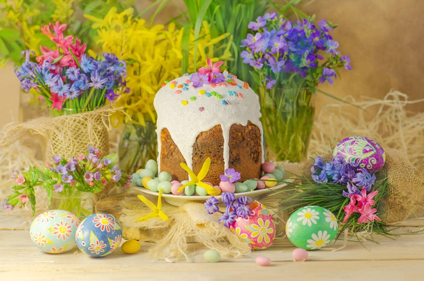  Paaseieren met bloem bloesem. Zelfgebakken brood van Pasen en beschilderde eieren. Pasen paska of kulich. Pasen taart op lichte achtergrond - Foto, afbeelding