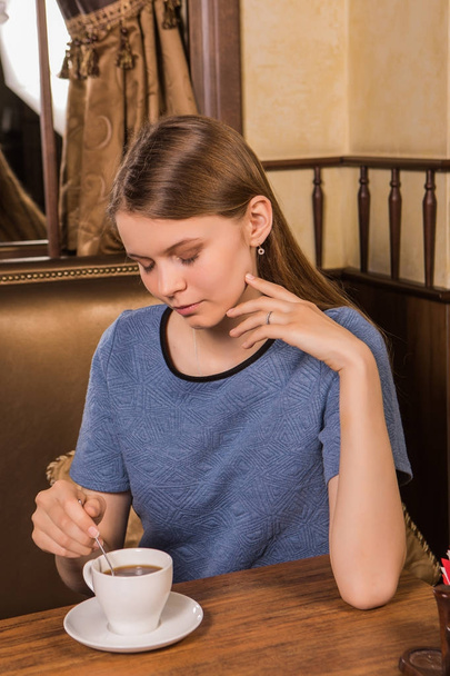 Kahve fincanı ile genç kız öğrencinin portresi - Fotoğraf, Görsel