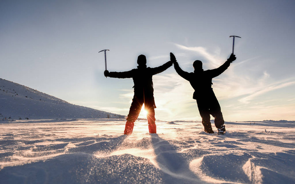 verschneite, vereiste Berge und erfolgreiche Bergsteiger - Foto, Bild