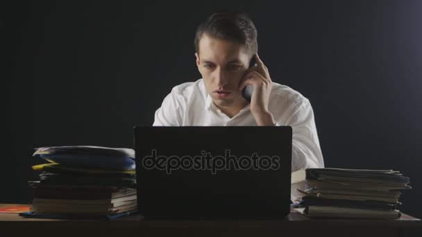 Менеджер работает с бумагами в поздний час. Молодой бизнесмен работает с документами на своем рабочем месте. Сверхвысокое разрешение, UltraHD, Ultra HD, UHD, 4K
 - Кадры, видео