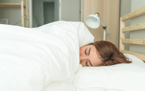 asian woman sleeping on bed - Foto, afbeelding
