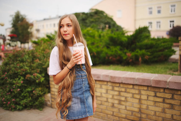 beautiful young girl with long hair - Foto, afbeelding