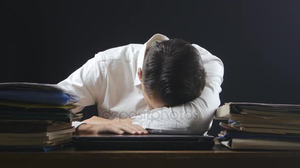 Уставший бизнесмен с ноутбуком засыпает в офисе
 - Кадры, видео