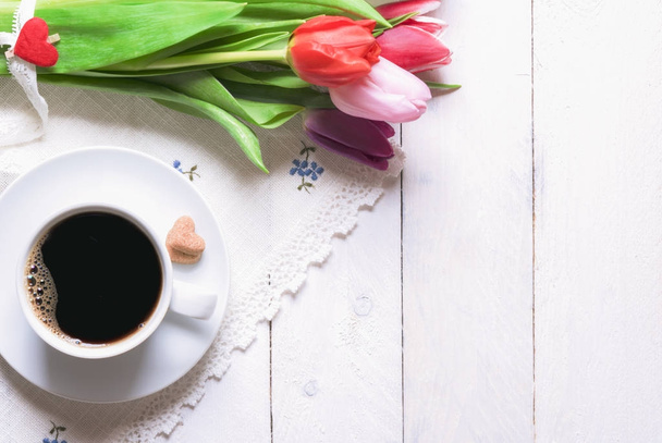 Café y ramo de tulipanes
 - Foto, Imagen