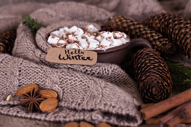 Café, cacao chaud, chocolat chaud, cônes, couverture tricotée confortable. Hiver, Nouvel An, Noël nature morte
. - Photo, image