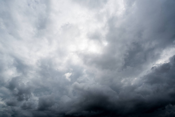 nuvens escuras de tempestade com fundo, nuvens escuras antes de uma tempestade de trovão. - Foto, Imagem
