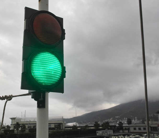 交通信号はイタリアの橋の緑の信号を示しています - 写真・画像