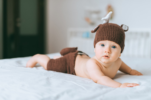 愛らしい幼児子供ニット鹿ベッド衣装 - 写真・画像