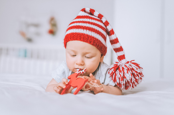 bébé enfant jouer avec jouet cerf décoration dans le lit
 - Photo, image