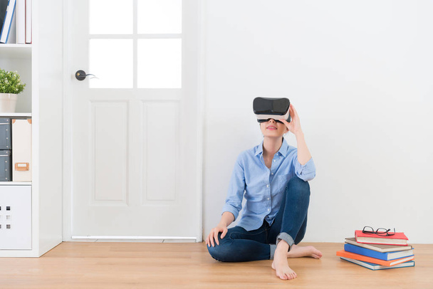 attractive woman using virtual reality goggles - Foto, afbeelding