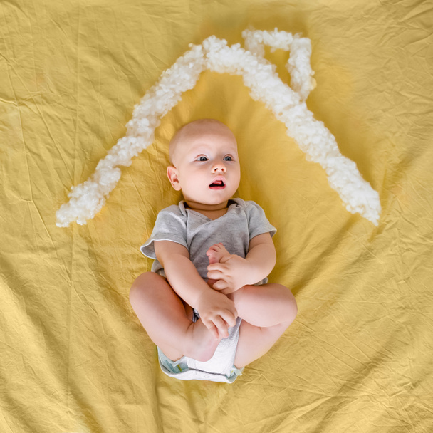 pohled shora krásné kojenecké dítěte pod střechou domu, vyrobené z bavlny v posteli - Fotografie, Obrázek