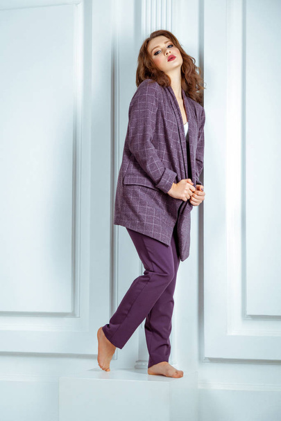 fashion model in oversize violet suit looking at camera - Foto, Imagen