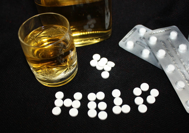 Gevaar ongezonde levensstijl concept, drug abuse synthetische seative hypnotische psychiatrische opium voorgeschreven pillen van de verdovende middelen en alcohol - Foto, afbeelding