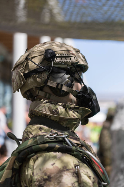 Militar Combate Soldado Uniforme Vestido por Manequim
 - Foto, Imagem