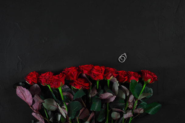 リングと赤いバラの花束。トップ表示 - 写真・画像