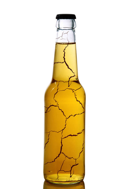 白い背景のビールの壊れた瓶 - 写真・画像