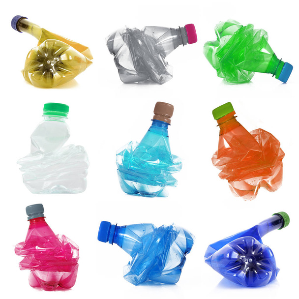 Collage aus Plastikflaschen auf weißem Hintergrund - Foto, Bild