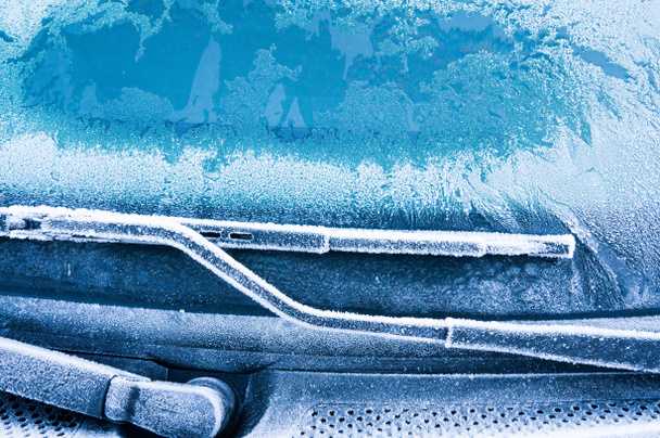 A jéghideg fagy formák jégkristályok gyönyörű egyedi mintákat az autó - Fotó, kép