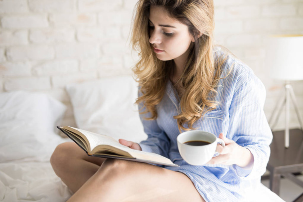 Waking up to reading and coffee - Zdjęcie, obraz