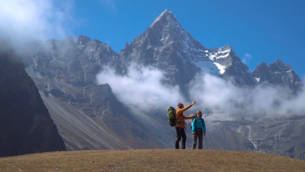 Οδοιπόροι ταξίδια στα βουνά των Ιμαλαΐων - Πλάνα, βίντεο