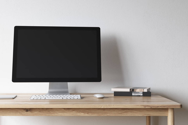 Pantalla de ordenador en blanco en un escritorio de madera
 - Foto, imagen