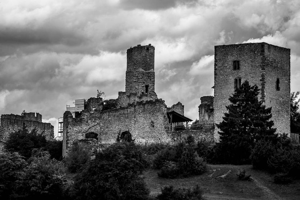 Τα ερείπια του κάστρου του Βρανδεμβούργου κοντά στο το χωριό των Lauchroeden, μια περιοχή της Gerstungen, στο κρατίδιο της Θουριγγίας. Γερμανία. Μαύρο και άσπρο. - Φωτογραφία, εικόνα