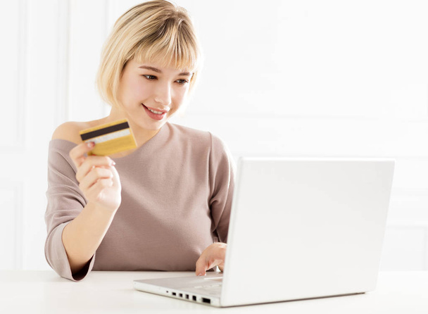 young woman showing credit card for online shopping - Фото, изображение