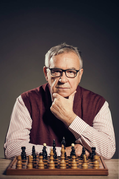 Retrato do homem sênior que está participando do jogo de xadrez
.  - Foto, Imagem