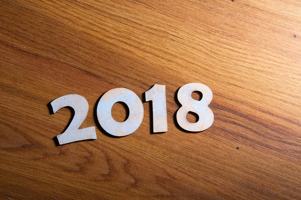 números decorativos 2018 en la mesa de madera
 - Foto, Imagen