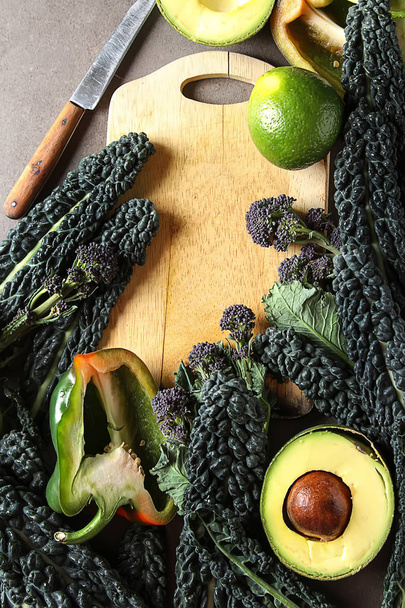 Fresh leaves of Kale salad with avocado, pepper, broccoli and le - Фото, зображення
