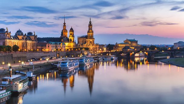 Schilderachtige zomer uitzicht op de architectuur van de oude binnenstad met de rivier Elbe  - Foto, afbeelding