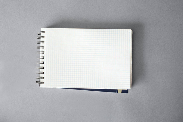 Notebook aberto com espiral isolada em fundo cinza
  - Foto, Imagem