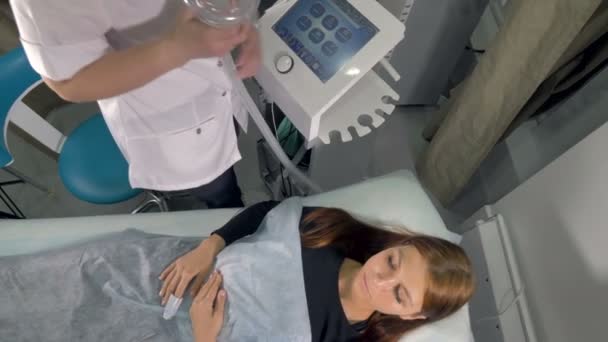 A top view on a patient receiving a breathing mask. - Imágenes, Vídeo