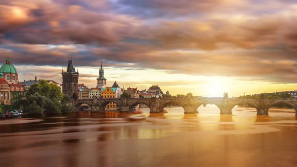 Famosa imagen icónica del puente de Carlos, Praga, República Checa. C
 - Foto, imagen
