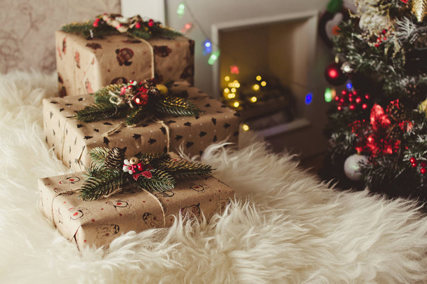 hermosos regalos de vacaciones bajo el árbol de Navidad
 - Foto, Imagen