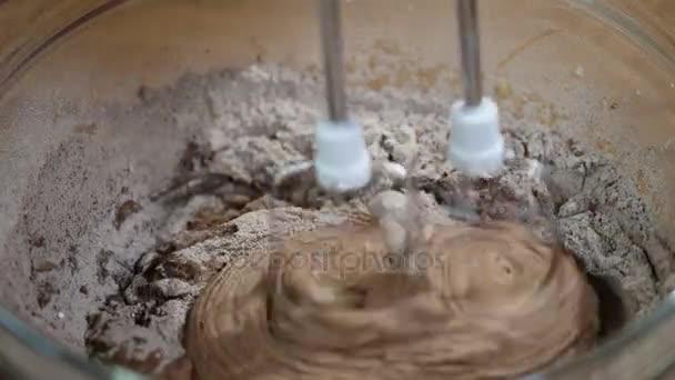 Mistura de massa de chocolate para bolo
 - Filmagem, Vídeo