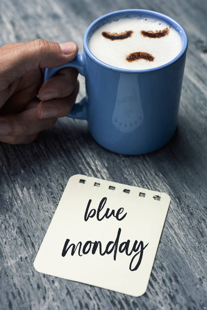 cappuccino s smutný obličej a text modré pondělí - Fotografie, Obrázek