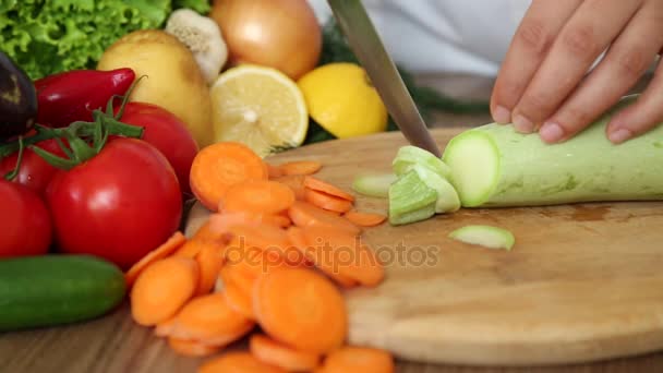 Řezací cukety s ostatní zeleninou v kuchyni šéfkuchaře - Záběry, video