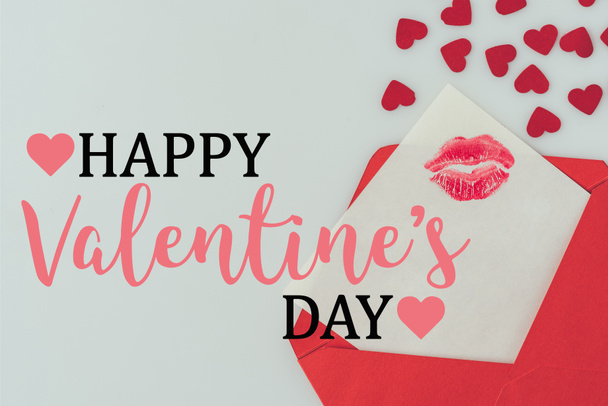 top view of happy valentines day postcard with lips print in envelope isolated on white - Foto, afbeelding