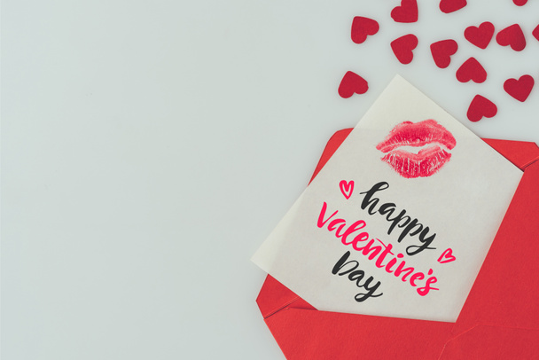 vue du haut de la carte postale joyeuse de la Saint-Valentin avec des lèvres imprimées dans une enveloppe isolée sur blanc
 - Photo, image
