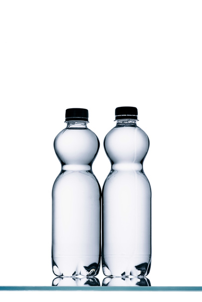 plastikowe butelki wody na białym tle - Zdjęcie, obraz
