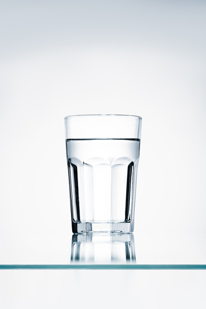 vidrio fn agua clara en superficie reflectante
 - Foto, Imagen