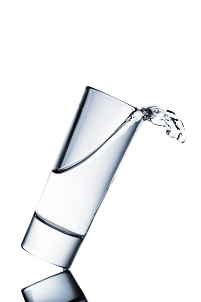 valkoisella eristetystä lasista vuotanut vesi
 - Valokuva, kuva