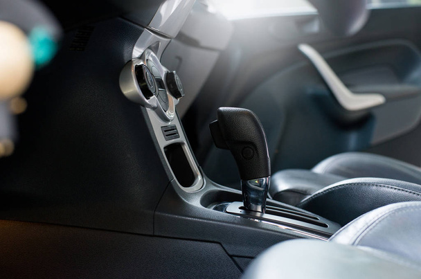 Automatic gear shift with interior design of the modern in car - Fotografie, Obrázek
