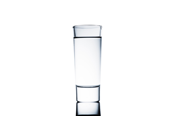 juomalasi puhdasta vettä eristetty valkoinen
 - Valokuva, kuva