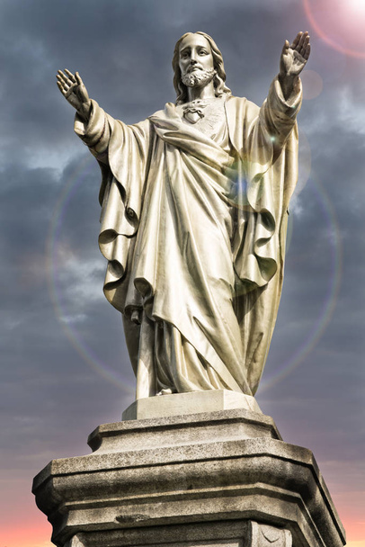 Jesus-Christus-Statue mit Lichterkette in der Nähe seines Kopfes. - Foto, Bild