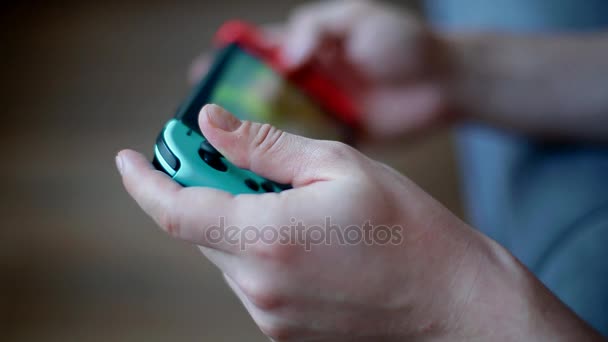 A fiatalember játszani a játékot a Nintendo-kapcsoló - Felvétel, videó
