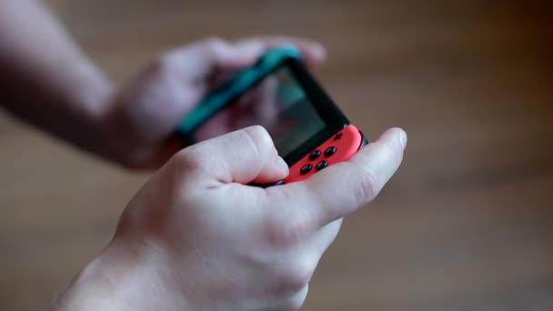 Junger Mann spielt Spiel auf Nintendo Switch - Filmmaterial, Video